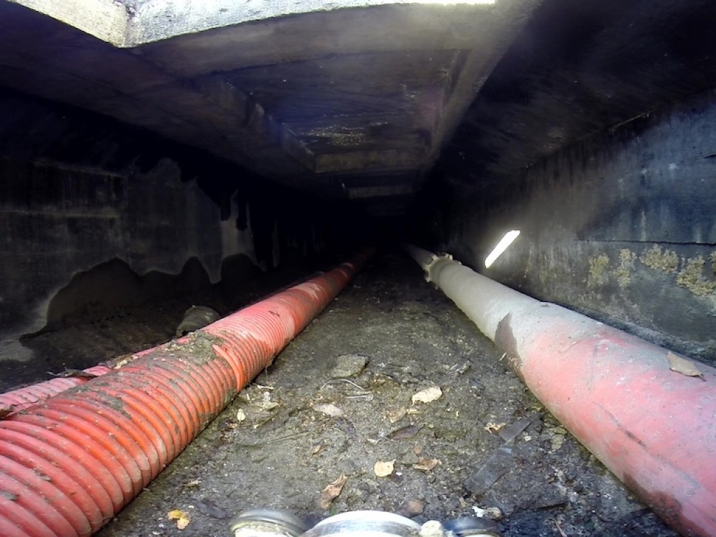 Inspection vidéo d'une conduite de gaz dans un caniveau Inspection vidéo d'une conduite de gaz dans un caniveau